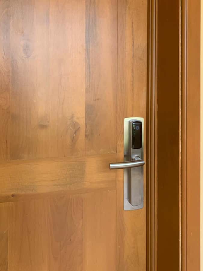 Cerradura electrónica en la puerta de la habitación de un hotel